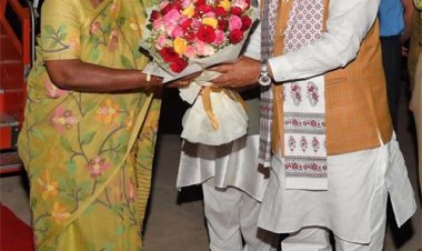 मुख्यमंत्री भजनलाल शर्मा ने राष्ट्रपति द्रौपदी मुर्मु का जैसलमेर आगमन पर पुष्पगुच्छ भेंट कर किया स्वागत