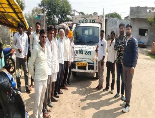 किसानों को दी जा रही आधुनिक कृषि यंत्रों की जानकारी