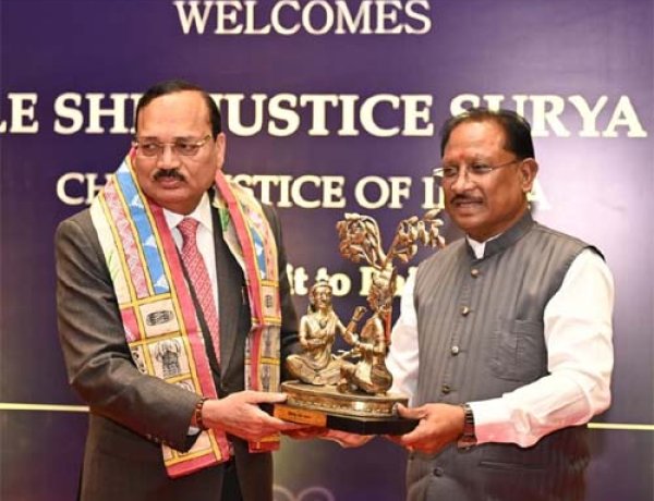 मुख्यमंत्री विष्णुदेव साय ने भारत के मुख्य न्यायाधीश न्यायमूर्ति सूर्यकांत का किया आत्मीय स्वागत