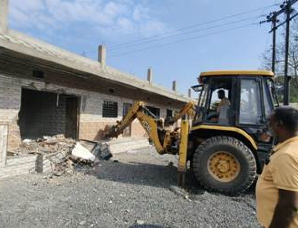 सिंहस्थ क्षेत्र में अवैध होटल, आश्रम व अन्य पक्के निर्माण पर चला बुल्डोजर