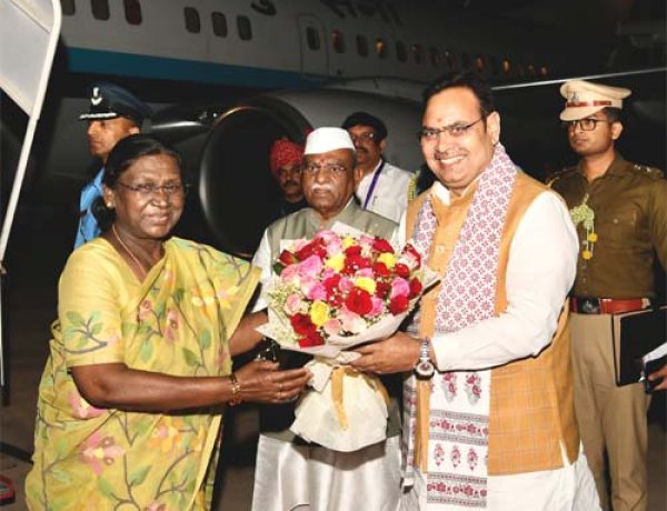 राज्यपाल और मुख्यमंत्री ने की अगवानी, राष्ट्रपति का अभिनंदन और स्वागत