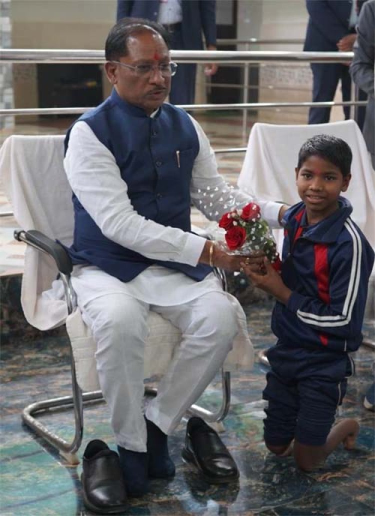दिव्यांग बच्चों के बीच पहुंचे मुख्यमंत्री साय, नारायणपुर के परीयना दिव्यांग आवासीय विद्यालय को बस देने की घोषणा