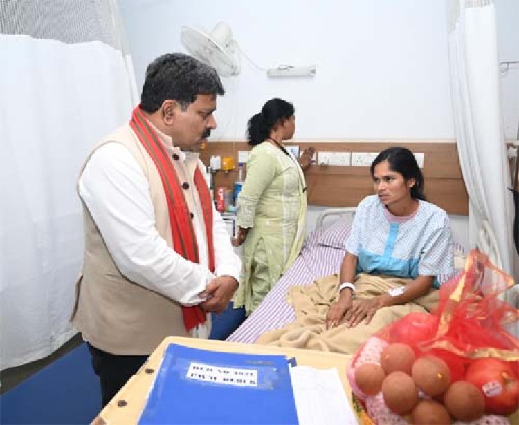 उपमुख्यमंत्री विजय शर्मा ने आईईडी ब्लास्ट में घायल जवानों से अस्पताल में की मुलाकात