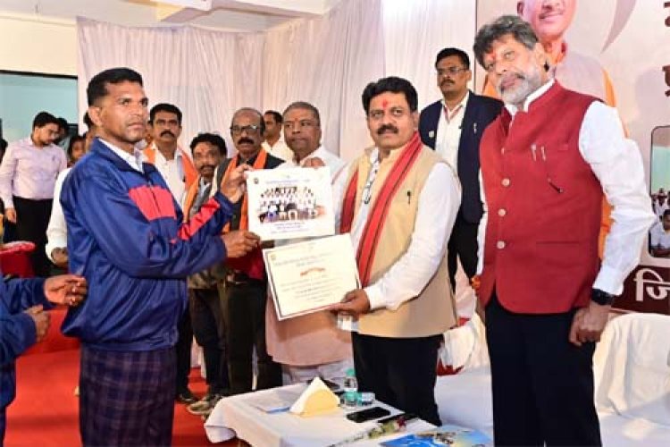 उप मुख्यमंत्री शर्मा ने 30 पुनर्वासित युवाओं को बांटे टूलकिट और मोबाइल