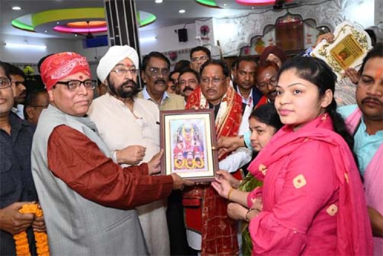 मुख्यमंत्री विष्णुदेव साय ने महालक्ष्मी मंदिर में की पूजा-अर्चना, प्रदेशवासियों की सुख-समृद्धि कामना की