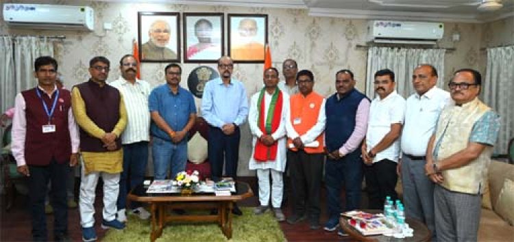 राज्यपाल डेका से छत्तीसगढ़ रेडक्रॉस सोसायटी की नवगठित प्रबंध समिति ने की सौजन्य भेंट