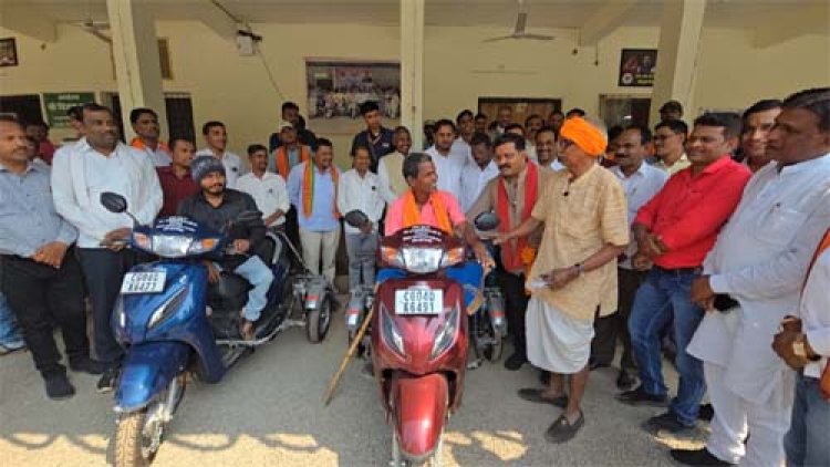 उपमुख्यमंत्री विजय शर्मा की तत्परता से दो दिव्यांगों को मिली स्कूटी