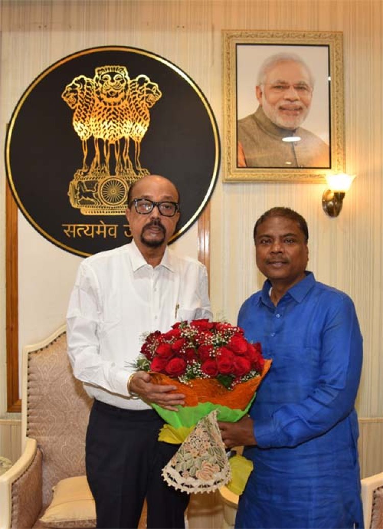 राज्यपाल रमेन डेका से वन मंत्री कश्यप ने भेंट की