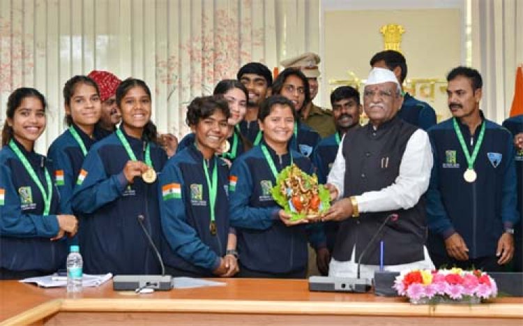 राज्यपाल से लैक्रोज खेल के खिलाड़ियों ने मुलाकात की