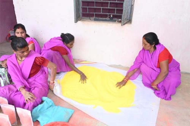 इस बार प्राकृतिक रंगों से रंगीन होगी होली : स्व सहायता समूह की महिलाएं कर रही है प्राकृतिक गुलाल का निर्माण