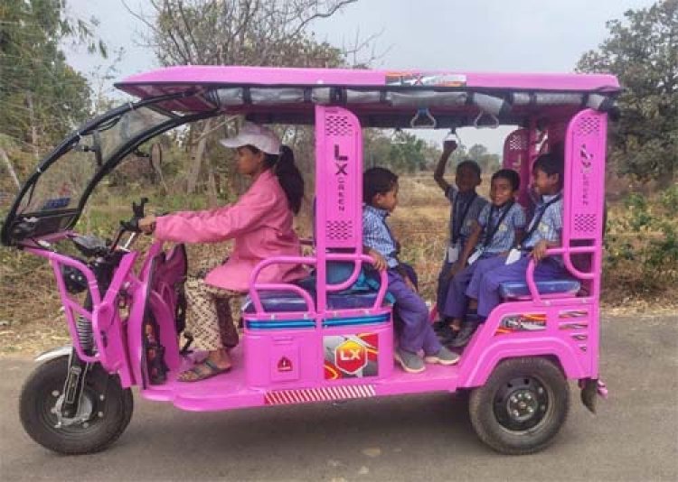 ई-रिक्शा से बच्चों को विद्यालय पहुंचाकर स्वावलंबन की मिसाल बनीं गीता दीदी