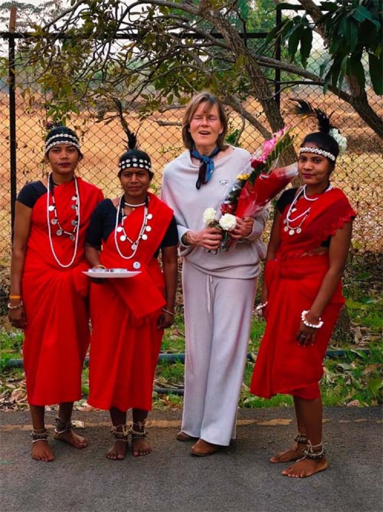 पर्यटन विशेषज्ञ सुकिर्सी ने ग्रामीण महिलाओं संग किया महुआ संग्रहण