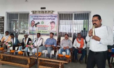 तेन्दूपत्ता संग्रहण से पहले शाखा-कर्तन कार्य के लिए कार्यशाला