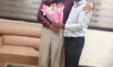 राज्य नीति आयोग के उपाध्यक्ष गणेश शंकर मिश्रा से मुख्यमंत्री के सलाहकार डॉ. धीरेंद्र तिवारी की सौजन्य भेंट