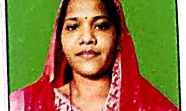 महतारी वंदन योजना की राशि से गीता मरावी ने खरीदी सिलाई मशीन