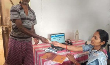 बस्तर के वनांचलों में डिजिटल क्रांति, मातृत्व वंदना और पेंशन योजना की राशि घर-घर पहुँचा रही हैं बीसी सखियाँ