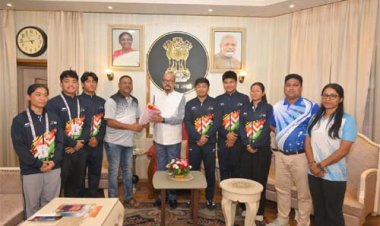 असम के तैराकों ने राज्यपाल डेका से की सौजन्य भेंट