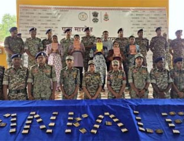 दंतेवाड़ा में 5 माओवादियों ने किया आत्मसमर्पण : पूना मारगेम से बदली जिंदगी