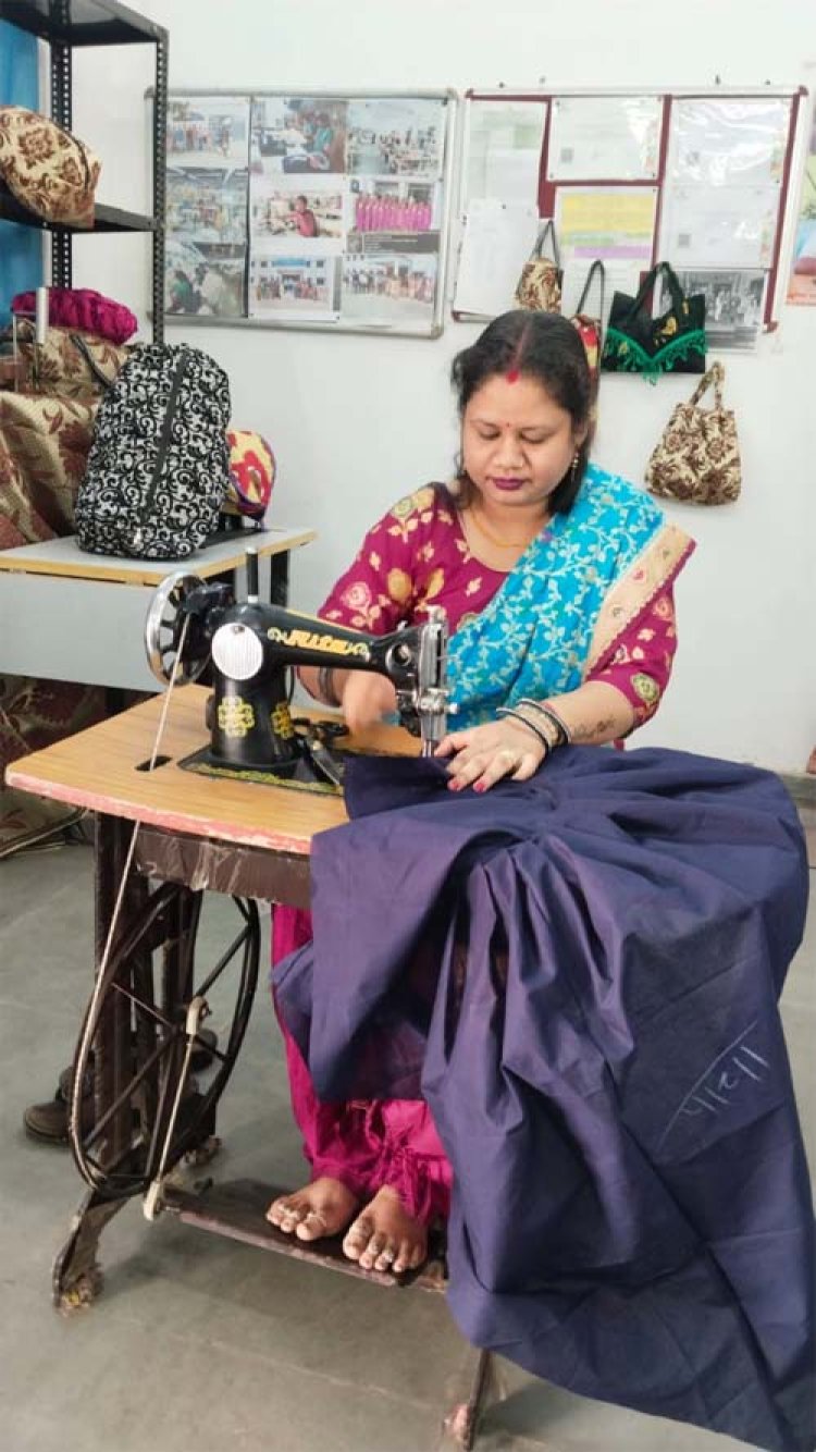 टेलरिंग के व्यवसाय में पूजा देवांगन को मिला मजबूत आधार