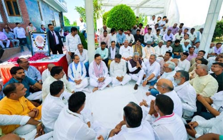 मुख्यमंत्री भजनलाल शर्मा पहुंचे काठूवास, नेता प्रतिपक्ष टीकाराम जूली की स्व. माताजी को दी श्रद्धांजलि