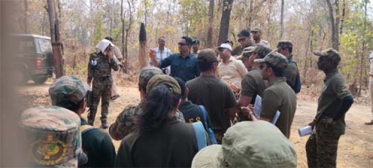 प्रशिक्षु आईएफएस अधिकारियों ने लघु वनोपजों से उत्पाद बनाने की प्रक्रिया देखी