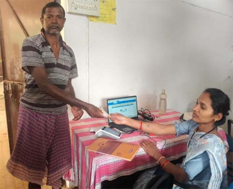 बस्तर के वनांचलों में डिजिटल क्रांति, मातृत्व वंदना और पेंशन योजना की राशि घर-घर पहुँचा रही हैं बीसी सखियाँ