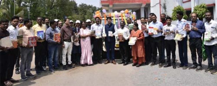 बस्तर में शुरू हुआ पुस्तक दान अभियान, कलेक्टर ने पुस्तक दान रथ को दिखाई हरी झंडी