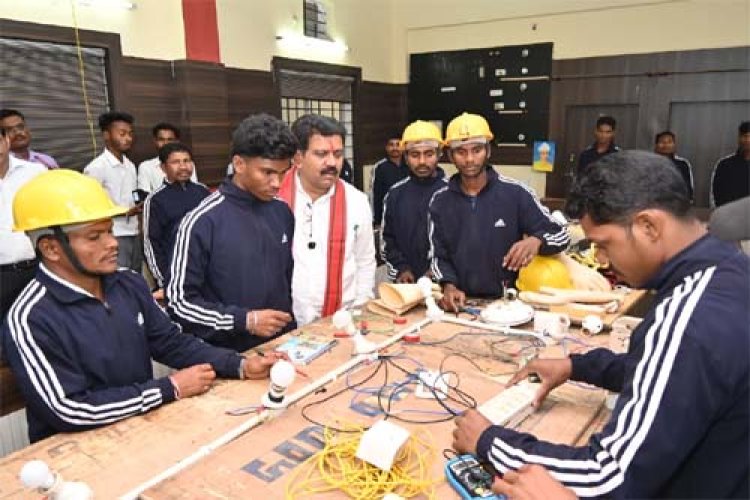 उपमुख्यमंत्री विजय शर्मा ने पुनर्वास केंद्र दंतेवाड़ा में युवाओं से की मुलाकात