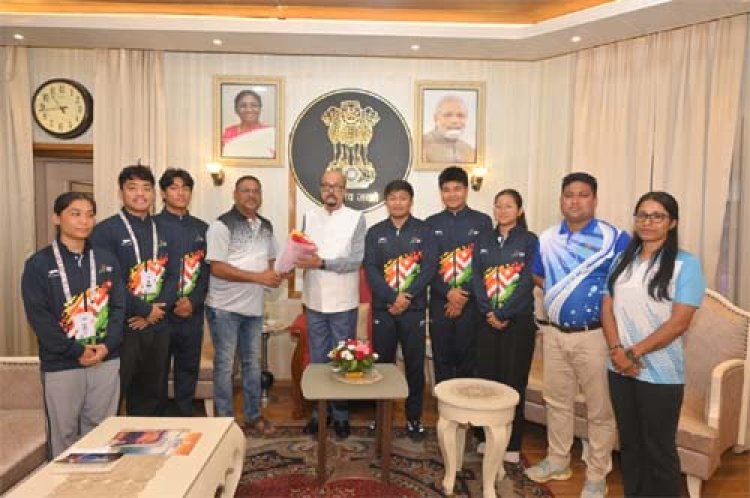 असम के तैराकों ने राज्यपाल डेका से की सौजन्य भेंट