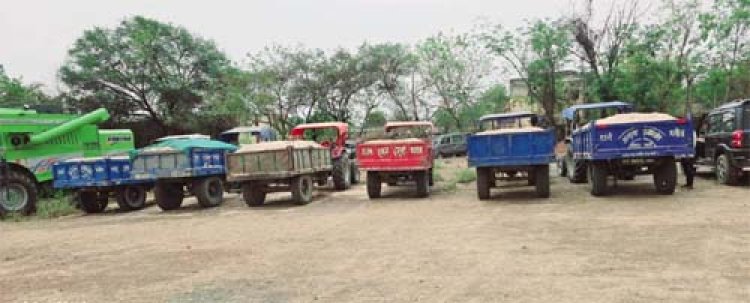 अवैध खनन मामले में 13 ट्रैक्टर और 1 हाईवा जब्त