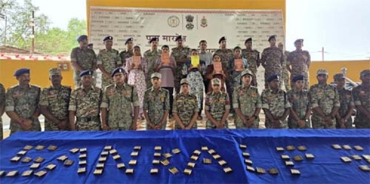 दंतेवाड़ा में 5 माओवादियों ने किया आत्मसमर्पण : पूना मारगेम से बदली जिंदगी