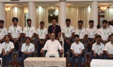 धमतरी के विद्यार्थियों ने किया लोकभवन का भ्रमण : राज्यपाल से की आत्मीय मुलाकात