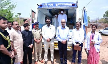 राज्यपाल रमेन डेका ने बेहराखार में पीएम जनमन अंतर्गत संचालित मोबाइल मेडिकल यूनिट का किया अवलोकन