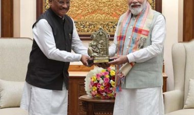 मुख्यमंत्री साय ने प्रधानमंत्री नरेंद्र मोदी को बेल मेटल निर्मित ‘माता कौशल्या के राम’ कलाकृति की भेंट