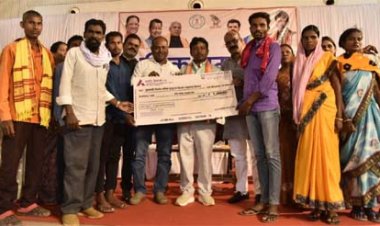 विकास की नींव रखने वाले हाथों का सम्मान, श्रमिक सम्मेलन में योजनाओं की सौगात से खिले श्रमिकों के चेहरे