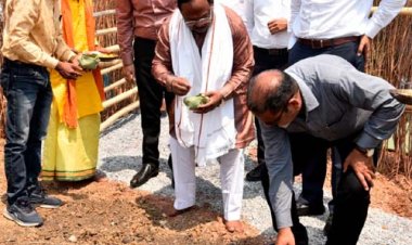 कृषि मंत्री नेताम ने मिट्टी एवं बीजों की पूजा की और ट्रैक्टर चलाकर बीजों की बुआई की