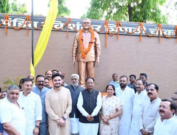 CM साय ने अम्बिकापुर में भटगांव विधानसभा के पूर्व विधायक पंडित रविशंकर त्रिपाठी की प्रतिमा का किया अनावरण