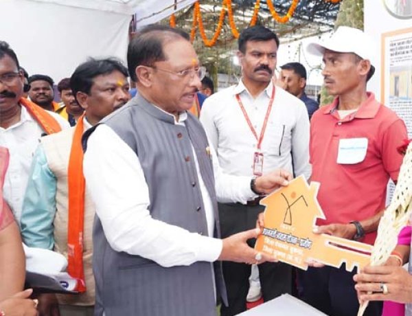 सिलगेर के माड़वी कोसा ने अपने हाथों से बनाया अपना घर, मुख्यमंत्री ने सौंपी खुशियों की चाबी