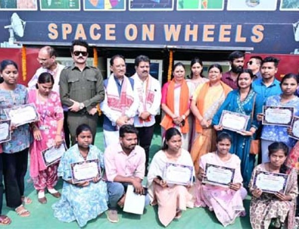 'स्पेस ऑन व्हील्स' बना जशपुर के बच्चों के लिए अंतरिक्ष ज्ञान का चलता-फिरता विद्यालय