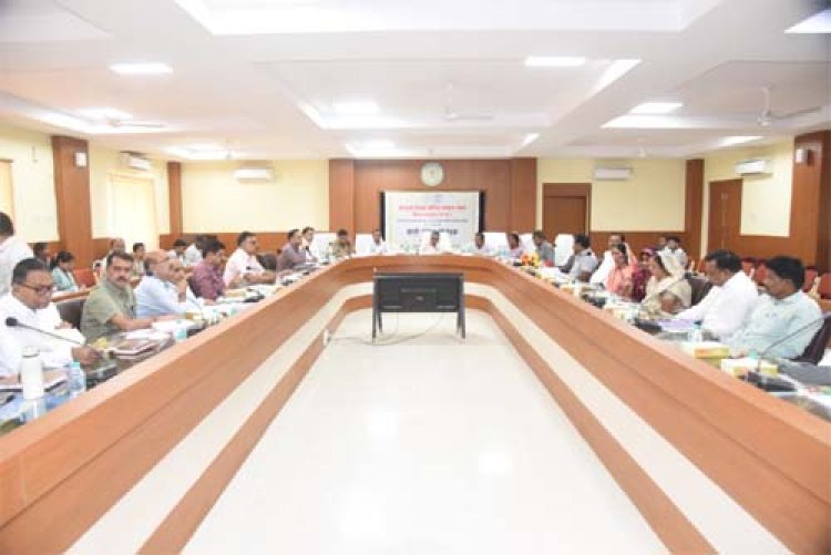 कैबिनेट मंत्री राजेश अग्रवाल की मौजूदगी में डीएमएफ शासी परिषद की बैठक