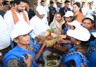 सुशासन तिहार: सरोधी में महिला स्व सहायता समूह ने मुख्यमंत्री को भेंट की स्थानीय उत्पादों की टोकरी