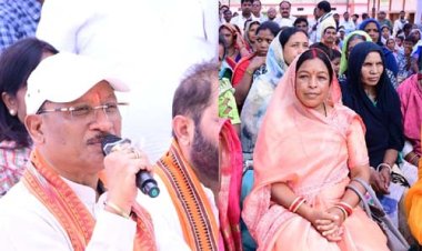 सरगुजा जिले के ग्राम सिलमा में अचानक उतरा मुख्यमंत्री साय का हेलीकॉप्टर