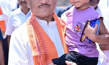 गोद में उठाया, चश्मा पहनाया : भैंसामुड़ा में दिखा मुख्यमंत्री का आत्मीय रूप