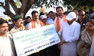 सुशासन तिहार: मुख्यमंत्री विष्णु देव साय ने समाज प्रमुख को सौंपा टेंट एवं बर्तन सामग्री, ग्राम आमगांव में बढ़ेगा रोजगार