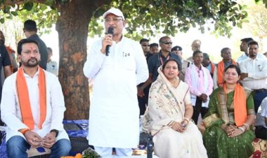 कटहल–गुलमोहर की छांव में सजी चौपाल, मुख्यमंत्री ने सरोधी में सुनी जनता की आवाज