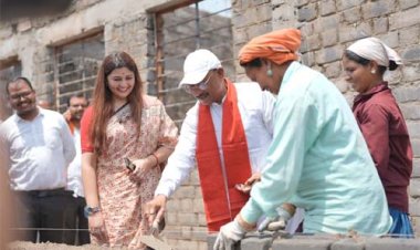निर्माण स्थल पर मुख्यमंत्री का श्रमदान : श्रमिक बहनों के साथ की ईंट जोड़ाई