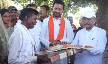 सुशासन तिहार : मुख्यमंत्री विष्णु देव साय ने पीएम जनमन के हितग्राही को सौंपी खुशियों की चाबी