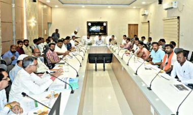 सॉलिड वेस्ट मेनेजमेंट में जनप्रतिनिधियों की भूमिका एवं दायित्व पर उन्हें दिया गया प्रजेन्टेशन