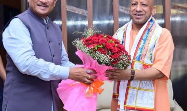 मुख्यमंत्री ने उत्तर प्रदेश के मुख्यमंत्री योगी आदित्यनाथ का किया आत्मीय स्वागत