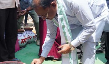 मुख्यमंत्री विष्णु देव साय ने प्रधानमंत्री आवास हितग्राही के गृह प्रवेश में की सहभागिता